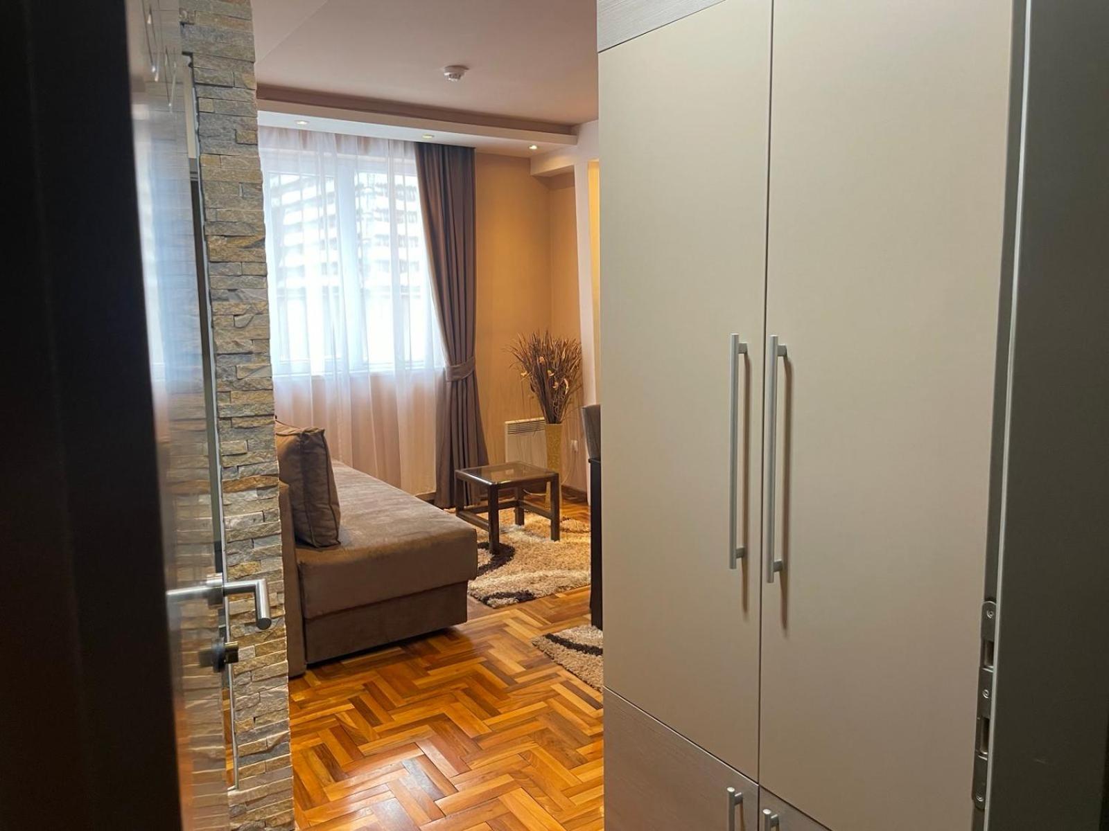 Wolf Apartment *